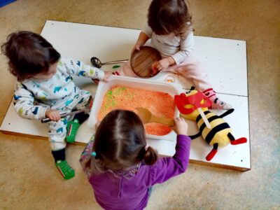 tre bambine giocano all'asilo nido Busy Bees nell'ospedale Pertini