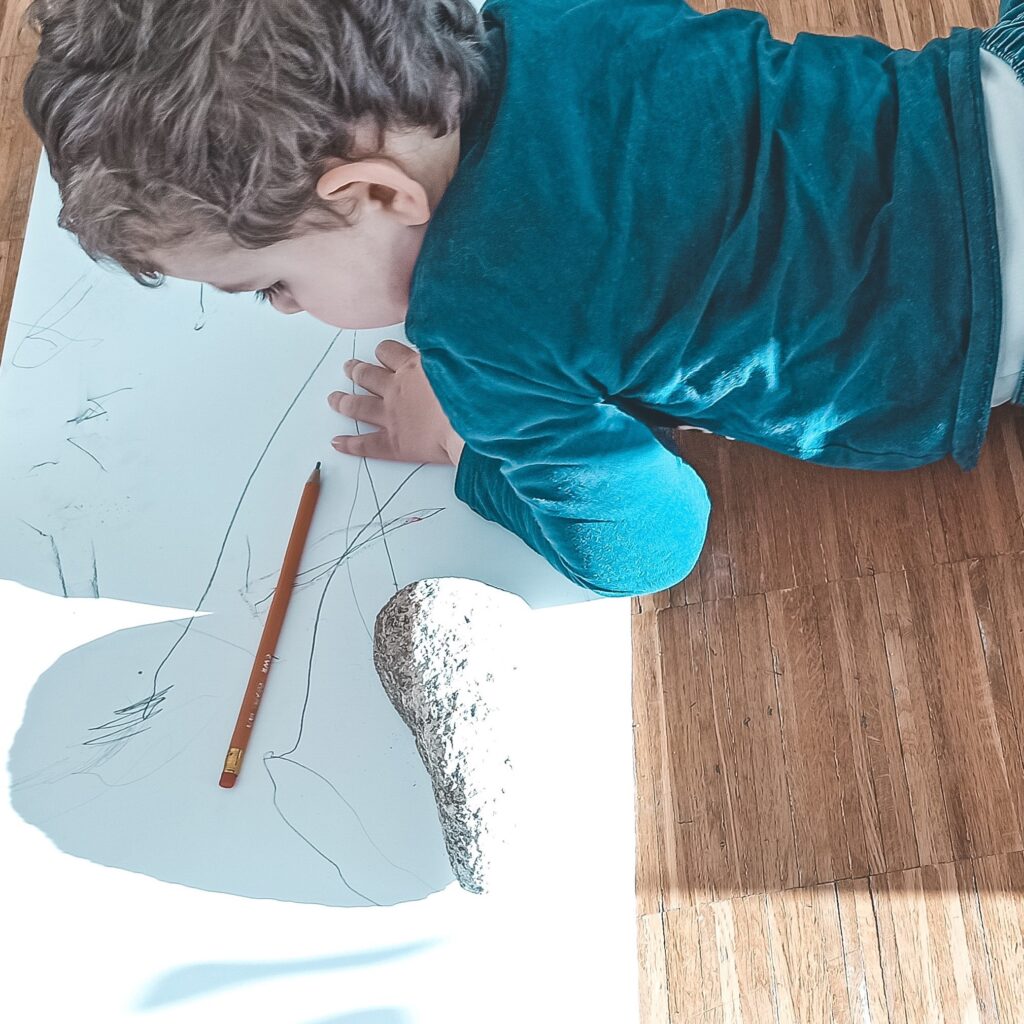un bambino piccolo che inizia a disegnare